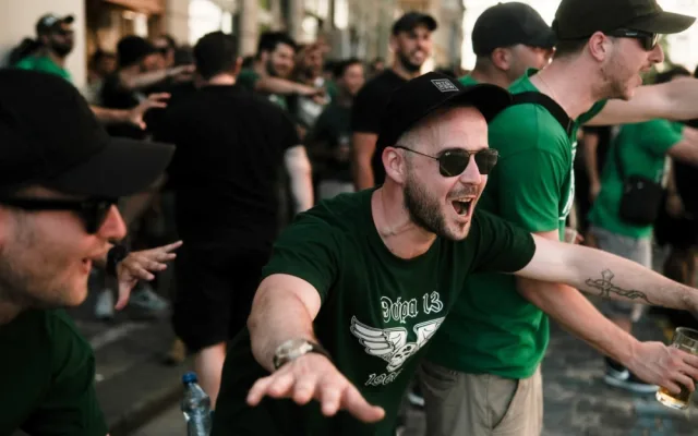 FOTOGALERIE: Centrum Prahy obsadili řečtí fanoušci, míří na večerní zápas se Slavií