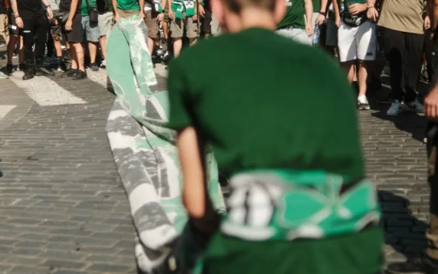 FOTOGALERIE: Centrum Prahy obsadili řečtí fanoušci, míří na večerní zápas se Slavií