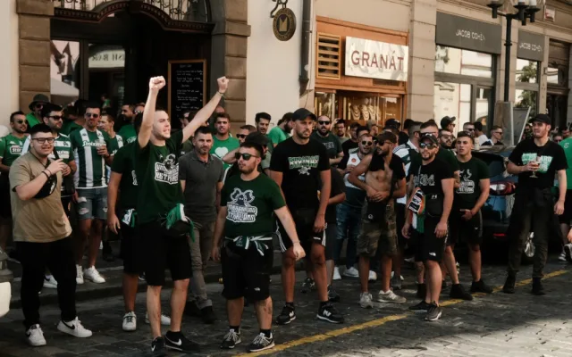 FOTOGALERIE: Centrum Prahy obsadili řečtí fanoušci, míří na večerní zápas se Slavií