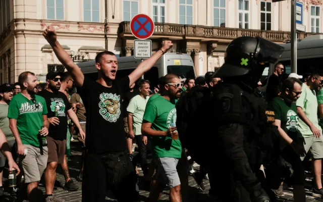 FOTOGALERIE: Centrum Prahy obsadili řečtí fanoušci, míří na večerní zápas se Slavií