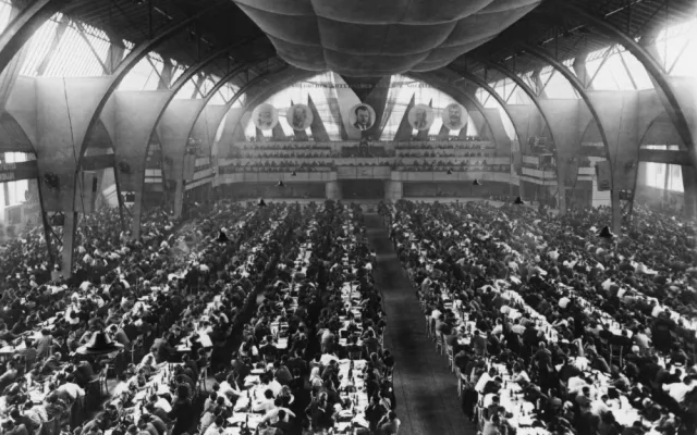 Interiér postranního křídla Průmyslového paláce v době konání IX. sjezdu KSČ dne 27. května 1949. (1949, Česká tisková kancelář)