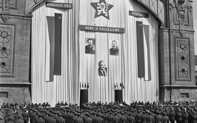 Ceremoniál u příležitosti jmenování nových členů pohraniční stráže dne 20. července 1952. (1952, Česká tisková kancelář)