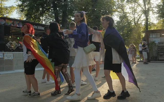 FOTOGALERIE: Praha září duhou. Proběhlo slavnostní zahájení Prague Pride