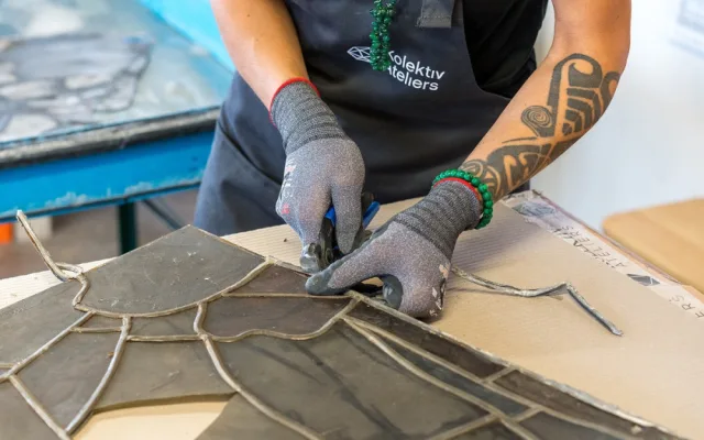 Renovace vitráží je velmi komplexní a precizní práce. Poté, co jsou jednotlivé okenní tabule šetrně sundány a převezeny do Nového boru, teprve začíná velmi přesně vedený proces obnovy. Zdroj: Výstaviště Praha a.s, Jiří Šebek
