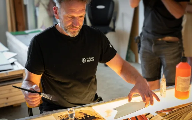 Kromě renovace původních skel je součástí obnovy i doplnění mozaik skly novými. Ty se samozřejmě musí nabarvit tak, aby odpovídaly originálům. To je dle Zdeňka Kudláčka jedna z nejnáročnějších částí renovace. Zdroj: Výstaviště Praha a.s.,Jiří Šebek