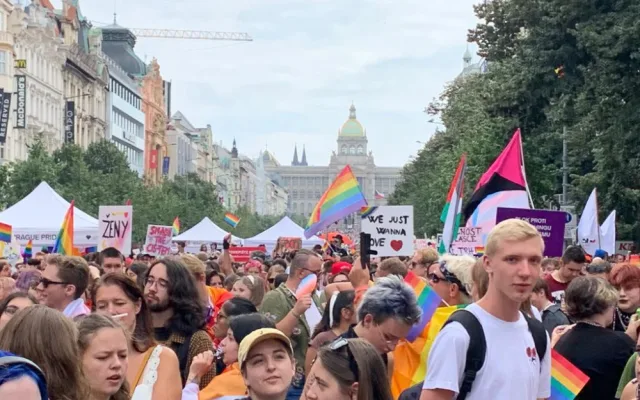VIDEO: Vrchol Prague Pride je tady! Obří průvod hrdosti prochází Prahou