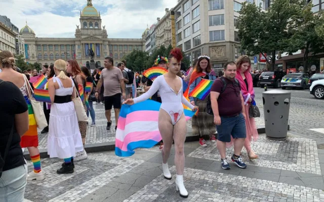 VIDEO: Vrchol Prague Pride je tady! Obří průvod hrdosti prochází Prahou