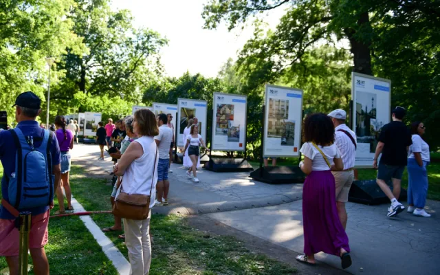 Výstava fotografií na Kampě připomíná kulaté výročí stoleté vody v Praze