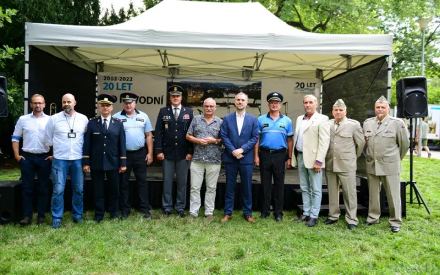 Výstava fotografií na Kampě připomíná kulaté výročí stoleté vody v Praze