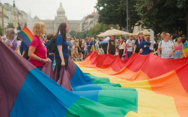 FOTOGALERIE: Duhový průvod prošel Prahou. Podívejte se na ty nejlepší momentky