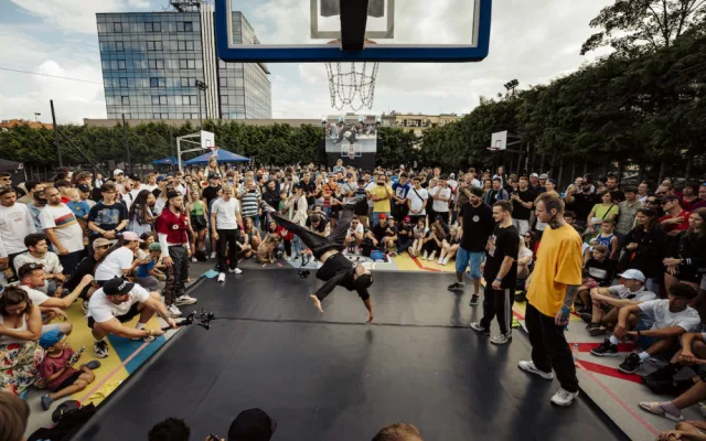 Tomáš Satoranský otevřel v Praze unikátní basketbalové hřiště. Zájemcům bude sloužit nonstop