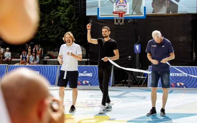 Tomáš Satoranský otevřel v Praze unikátní basketbalové hřiště. Zájemcům bude sloužit nonstop