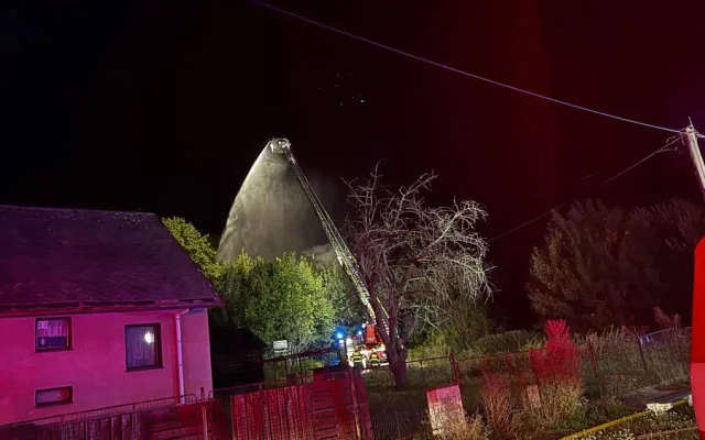 VIDEO: Kulturní památka v plamenech. Zámku Čertousy shořela střecha i útroby