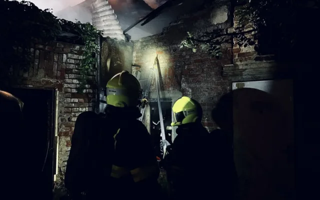 VIDEO: Pražští hasiči vyjížděli k požáru objektu v Hlubočepech. Příčina se vyšetřuje