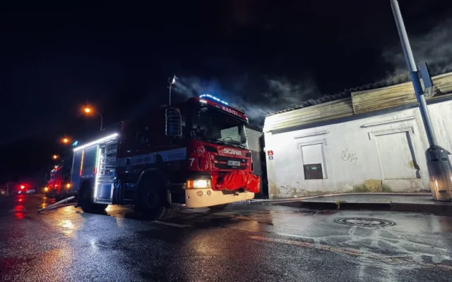 VIDEO: Pražští hasiči vyjížděli k požáru objektu v Hlubočepech. Příčina se vyšetřuje