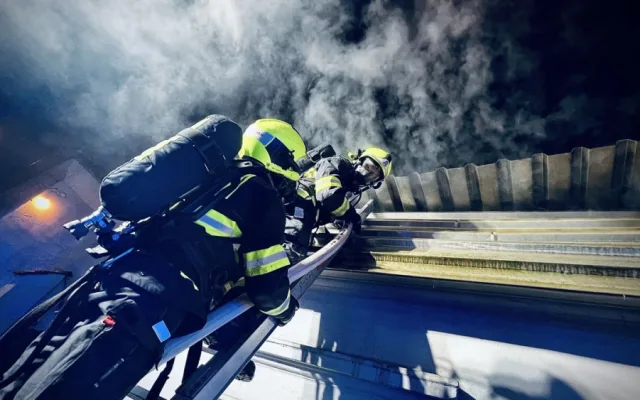 VIDEO: Pražští hasiči vyjížděli k požáru objektu v Hlubočepech. Příčina se vyšetřuje