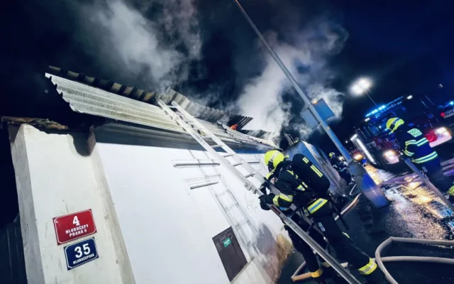 VIDEO: Pražští hasiči vyjížděli k požáru objektu v Hlubočepech. Příčina se vyšetřuje