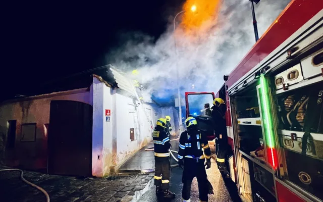 VIDEO: Pražští hasiči vyjížděli k požáru objektu v Hlubočepech. Příčina se vyšetřuje