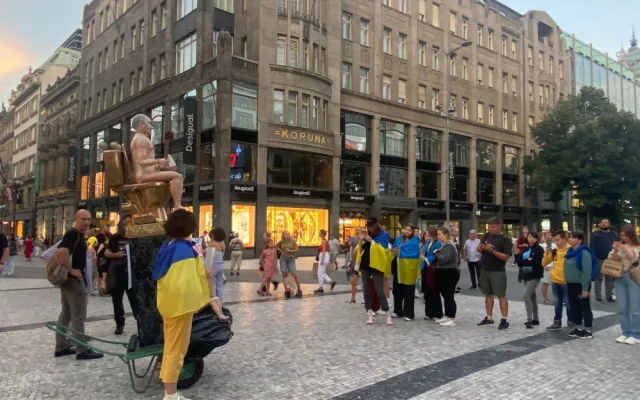 Tenhle haj*l je na prodej! Výtěžek z aukce sochy Putina půjde na bojový dron