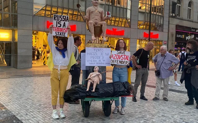 Tenhle haj*l je na prodej! Výtěžek z aukce sochy Putina půjde na bojový dron