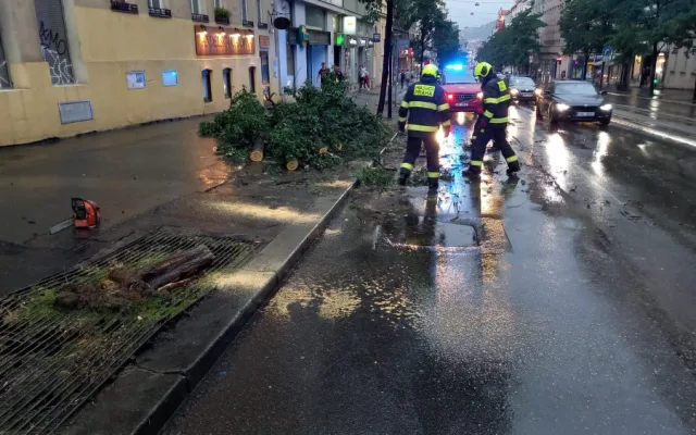 Bouřka v Praze vyvracela stromy, voda zaplavila ulice