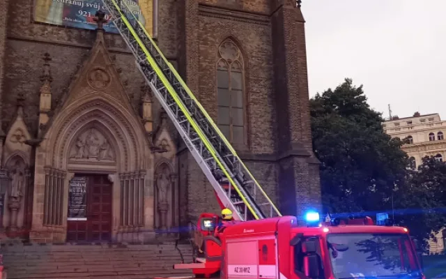 Bouřka v Praze vyvracela stromy, voda zaplavila ulice