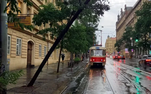 Bouřka v Praze vyvracela stromy, voda zaplavila ulice