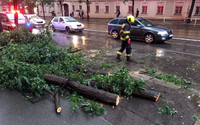 Bouřka v Praze vyvracela stromy, voda zaplavila ulice