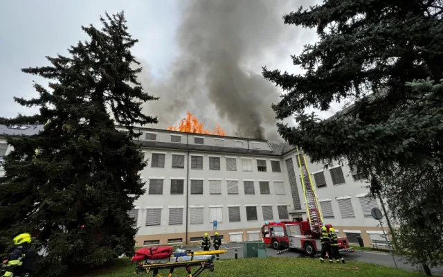 VIDEO: Ve vojenské nemocnici vypukl požár. Hoří podkroví jednoho z pavilonů