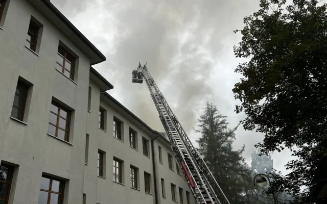 VIDEO: Ve vojenské nemocnici vypukl požár. Hoří podkroví jednoho z pavilonů