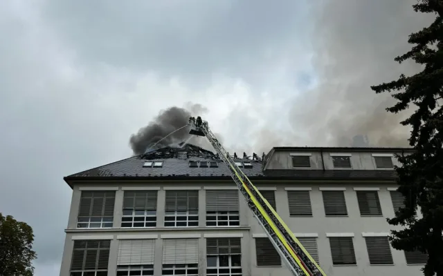 VIDEO: Ve vojenské nemocnici vypukl požár. Hoří podkroví jednoho z pavilonů