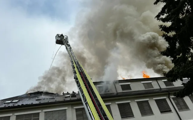 VIDEO: Ve vojenské nemocnici vypukl požár. Hoří podkroví jednoho z pavilonů