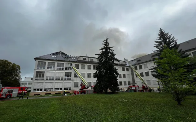 VIDEO: Ve vojenské nemocnici vypukl požár. Hoří podkroví jednoho z pavilonů