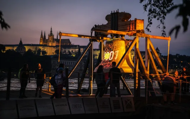 Prahou se rozezněl hlas nového zvonu, který symbolizuje zvony zabavené za války