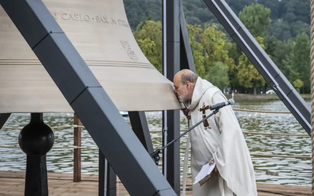Prahou se rozezněl hlas nového zvonu, který symbolizuje zvony zabavené za války