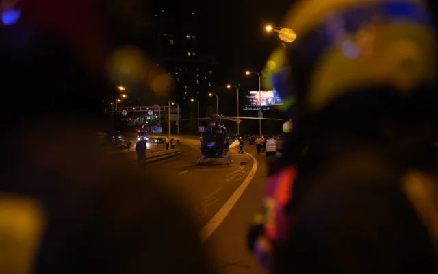 Vážná nehoda dvou aut a motorky. Jedno z aut hořelo, na místo letěl vrtulník