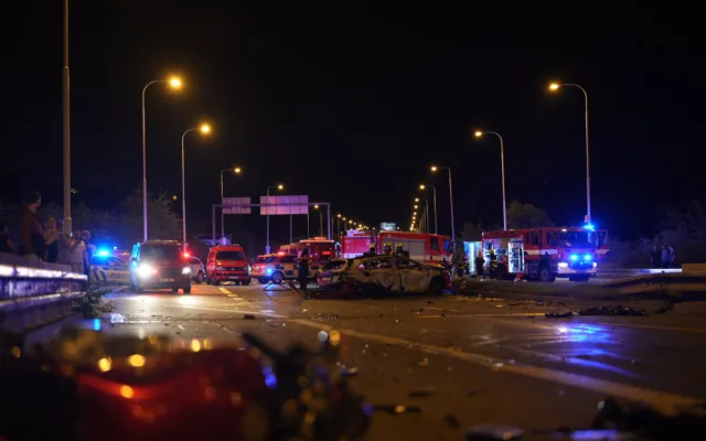 Vážná nehoda dvou aut a motorky. Jedno z aut hořelo, na místo letěl vrtulník