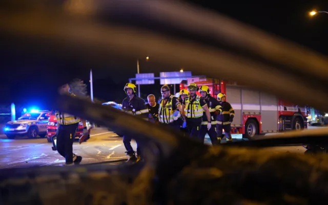 Vážná nehoda dvou aut a motorky. Jedno z aut hořelo, na místo letěl vrtulník