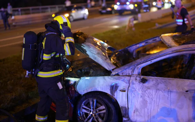 Vážná nehoda dvou aut a motorky. Jedno z aut hořelo, na místo letěl vrtulník