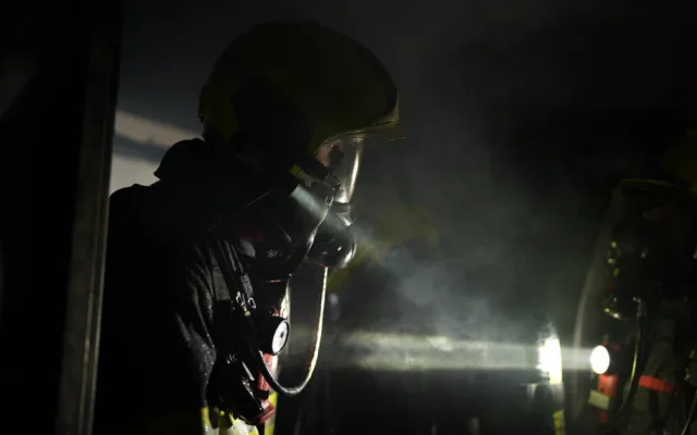 VIDEO: Při požáru bytu v Praze 9 evakuovali hasiči patnáct lidí