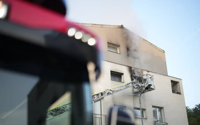 VIDEO: Při požáru bytu v Praze 9 evakuovali hasiči patnáct lidí