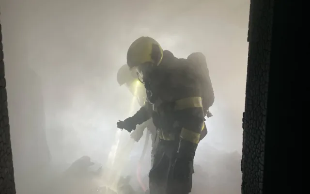 VIDEO: Při požáru bytu v Praze 9 evakuovali hasiči patnáct lidí