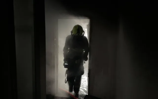 VIDEO: Při požáru bytu v Praze 9 evakuovali hasiči patnáct lidí