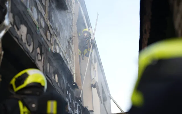 VIDEO: Při požáru bytu v Praze 9 evakuovali hasiči patnáct lidí