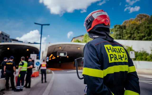 VIDEO: Muž seděl na portálu Strahovského tunelu. Musel se kvůli němu zastavit provoz