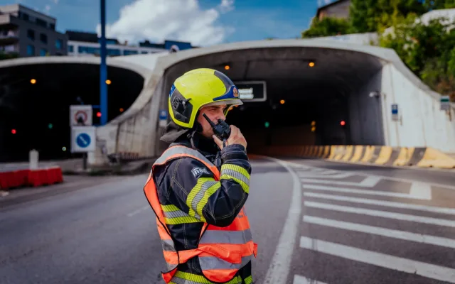 VIDEO: Muž seděl na portálu Strahovského tunelu. Musel se kvůli němu zastavit provoz
