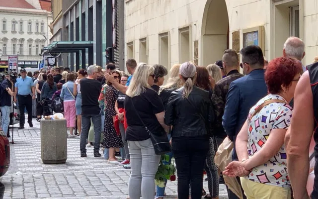 VIDEO: Stovky lidí stojí frontu na poslední rozloučení s Hanou Zagorovou