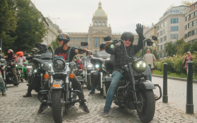 Fotogalerie: Prahou projely stovku motorkářů