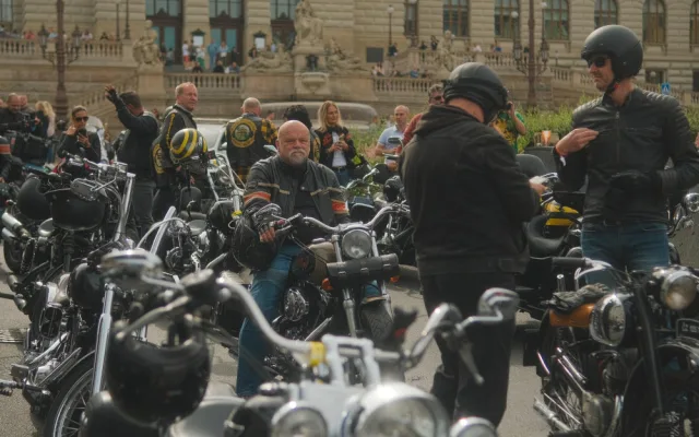 Fotogalerie: Prahou projely stovku motorkářů