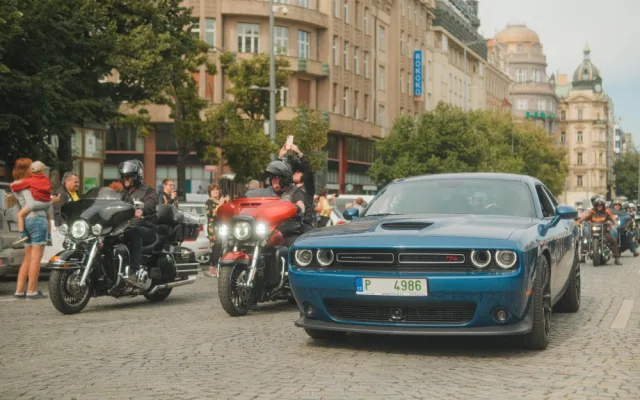 Fotogalerie: Prahou projely stovku motorkářů